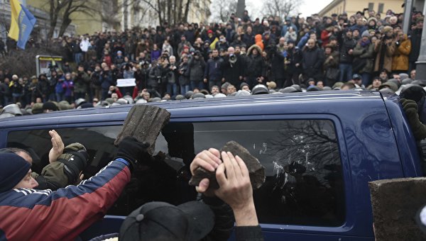 Сторонники Саакашвили разбивают брусчаткой окна автомобиля в котором он находится