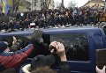 Сторонники Саакашвили разбивают брусчаткой окна автомобиля в котором он находится