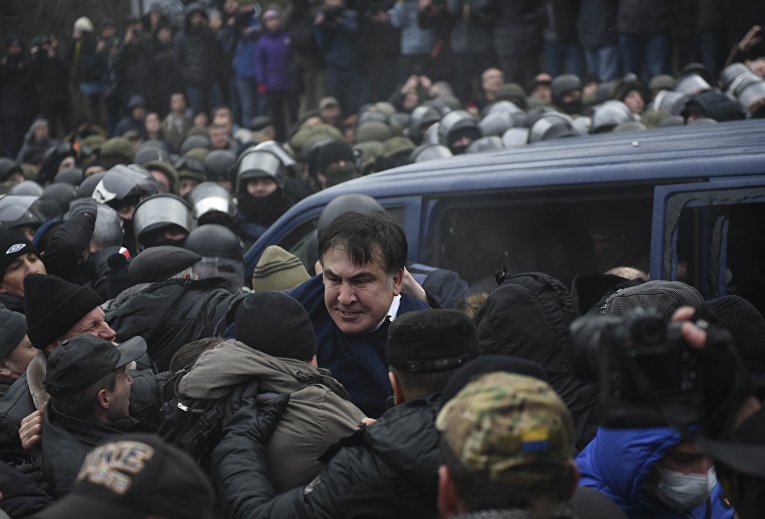 Сторонники Саакашвили освободили его из автомобиля в котором он находился