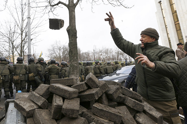 Сторонники Саакашвили строят баррикады в центре Киева: в ход идут урны, ветви деревьев и брусчатка