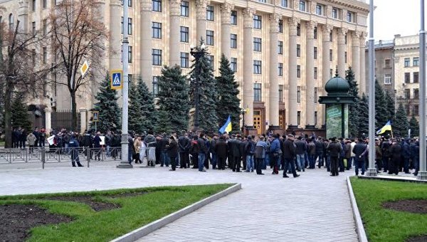 Сотни бывших милиционеров перекрыли улицу в Харькове
