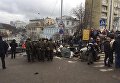 Остатки баррикад, выломанная брусчатка и разбитое авто силовиков. Последствия освобождения Саакашвили в центре Киева