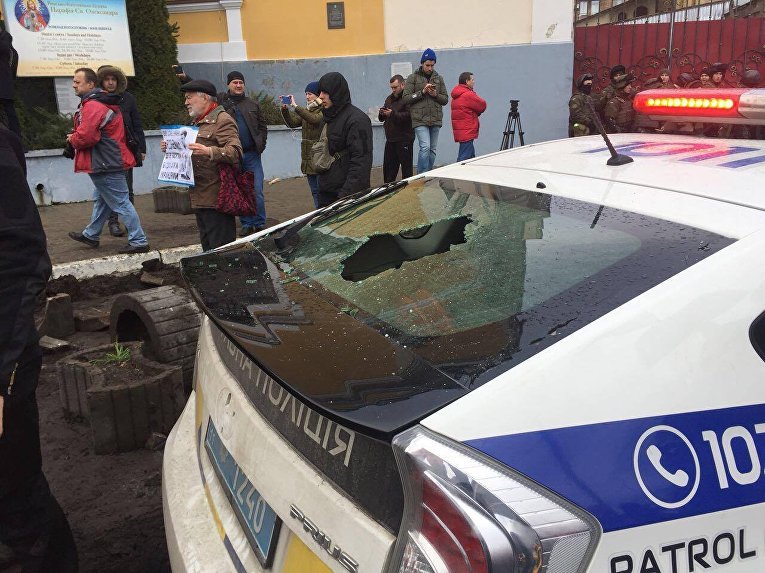 Остатки баррикад, выломанная брусчатка и разбитое авто силовиков. Последствия освобождения Саакашвили в центре Киева