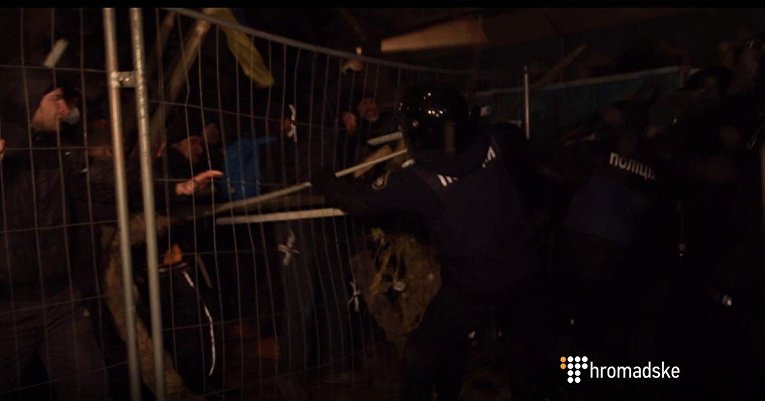 Стычка полиции и сторонников Саакашвили возле Рады