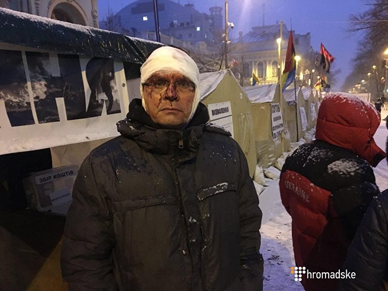 Пострадавший в ходе столкновений полиции и сторонников Саакашвили возле Рады, утро 6 декабря 2017