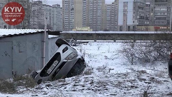 Автомобиль вылетел в кювет в Деснянском районе Киева