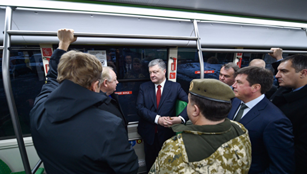 Президент Петр Порошенко во Львове прокатился на первом в Украине электробусе