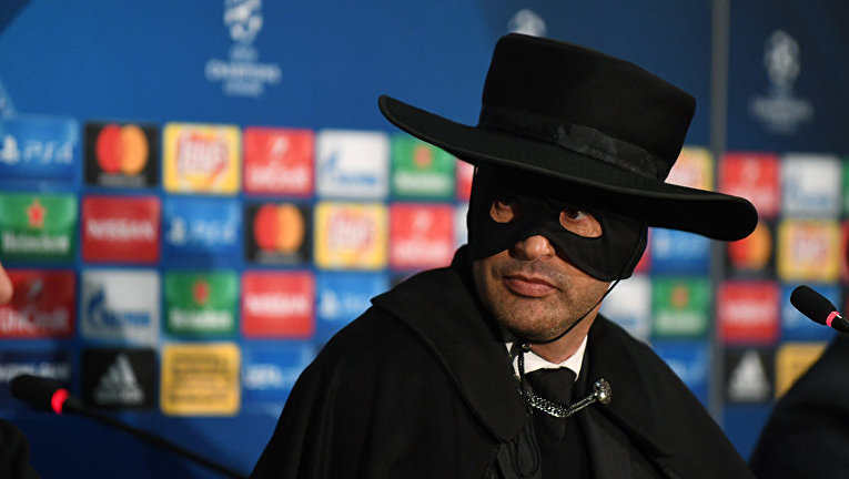 Паулу Фонсека в костюме Зорро по случаю выхода донецкого ШАхтера в плей-офф Лиги чемпионов