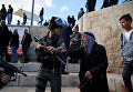 Палестинский мужчина спорит с израильской пограничной полицейской во время протеста после заявления президента США Дональда Трампа о том, что он признал Иерусалим столицей Израиля, недалеко от ворот Дамаска в Старом городе Иерусалима