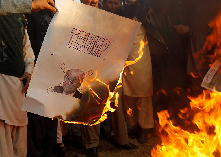 Протестующие сжигают портрет президента США Дональда Трампа в знак протеста после заявления президента США  о том, что он признал Иерусалим столицей Израиля в Исламабаде