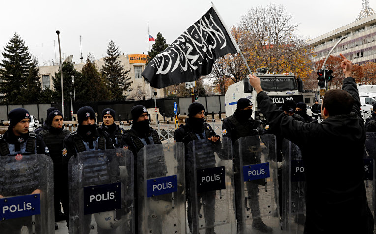 Демонстрант реагирует во время протеста против США около посольства США в Анкаре