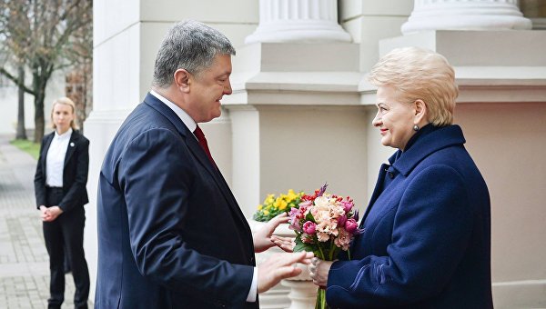 Президент Украины Петр Порошенко в пятницу проводит в Вильнюсе переговоры с литовским коллегой Далей Грибаускайте