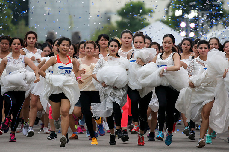 Ежегодный забег невест “Running of the Brides” в Тайланде