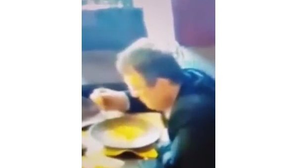 Появилось видео, как человек, похожий на Геращенко, вылизывает тарелку. Видео