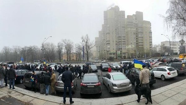 Участники общественных организаций в международный день борьбы с коррупцией едут домой к генпрокурору Украины Юрию Луценко