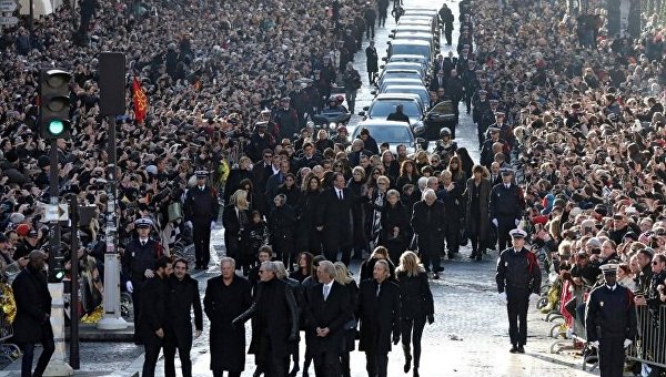 Тысячи людей прощаются с Джонни Холлидеем на улицах Парижа