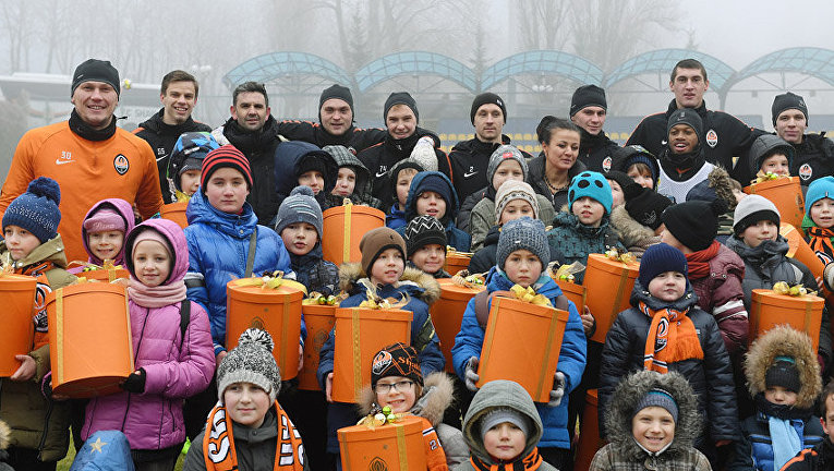 Игроки Шахтера поздравили детей-переселенцев с Новым годом