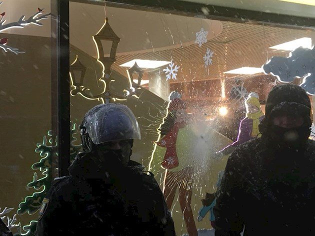 Сторонники Саакашвили разбили витрину в магазине Roshen
