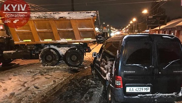 В Киеве снегоуборочная машина нарушила ПДД и стала причиной ДТП
