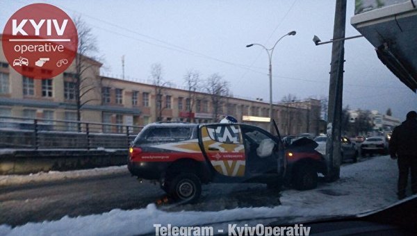 Автомобиль Киевэнерго врезался в столб, 11 декабря 2017