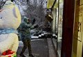 Сторонники Саакашвили разбили витрину магазина Roshen возле следственного изолятора СБУ в Киеве