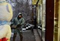Сторонники Саакашвили разбили витрину магазина Roshen возле следственного изолятора СБУ в Киеве