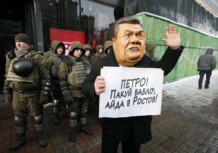 Активист в маске Януковича под судом, где будет избираться мера пресечения Михаилу Саакашвили