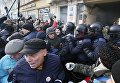 Стычки активистов с сотрудниками полиции и нацгвардейцами под судом, где будет избираться мера пресечения Михаилу Саакашвили