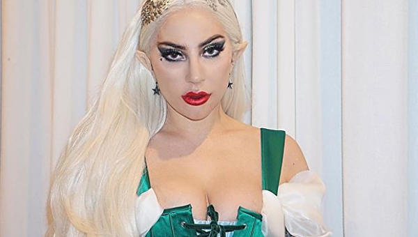 Леди Гага в рождественском костюме эльфа