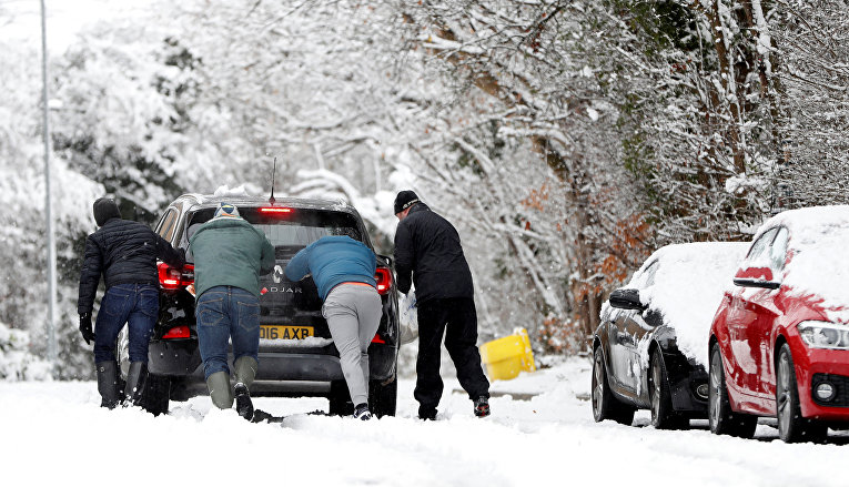 Англию накрыл рекордный снегопад