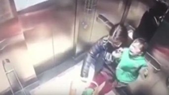 В Китае няня избила ребенка в лифте