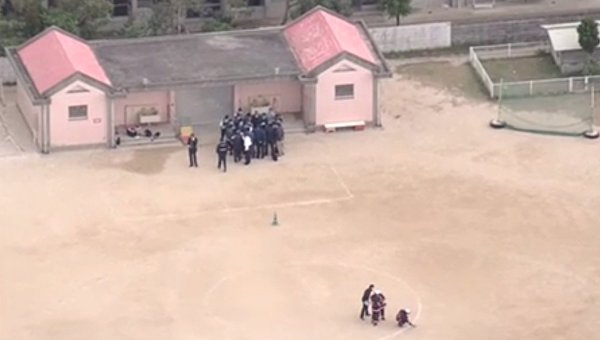 На школу в Японию упал иллюминатор от вертолета США