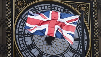 Флаг Великобритании на фоне часов Биг Бен в Лондоне. Архивное фото