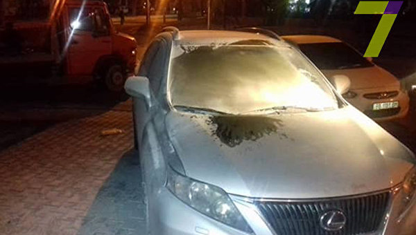 В Одессе неизвестные бросили коктейль Молотова в авто чиновника