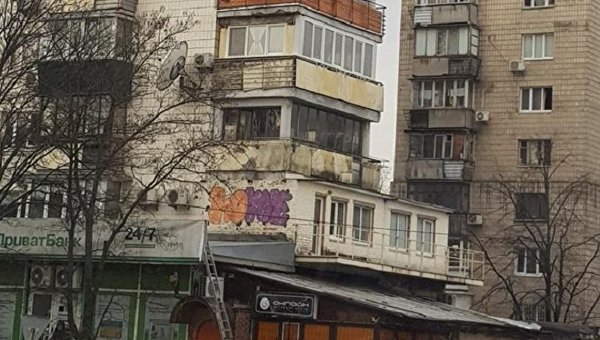 Чудовищная пристройка к балкону в одной из киевских многоэтажек