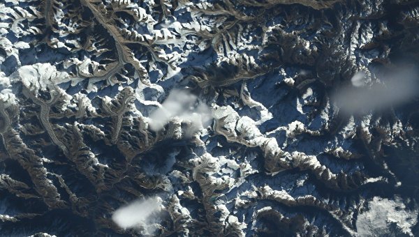 Астронавт NASA Рэндольф Брезник опубликовал снимки горной гряды Гималаев и самой высокой вершины мира - Эвереста