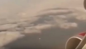 Пассажир самолета снял на видео НЛО