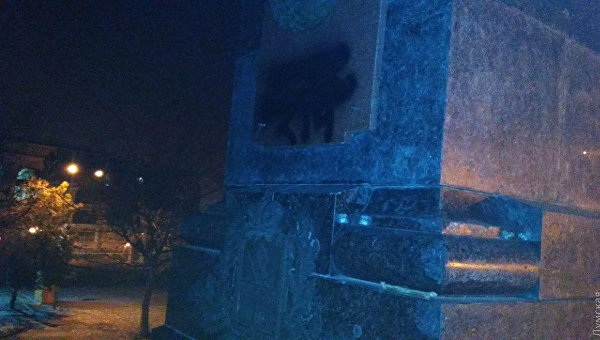 Ультраправые испачкали краской Александровскую колонну в парке Шевченко