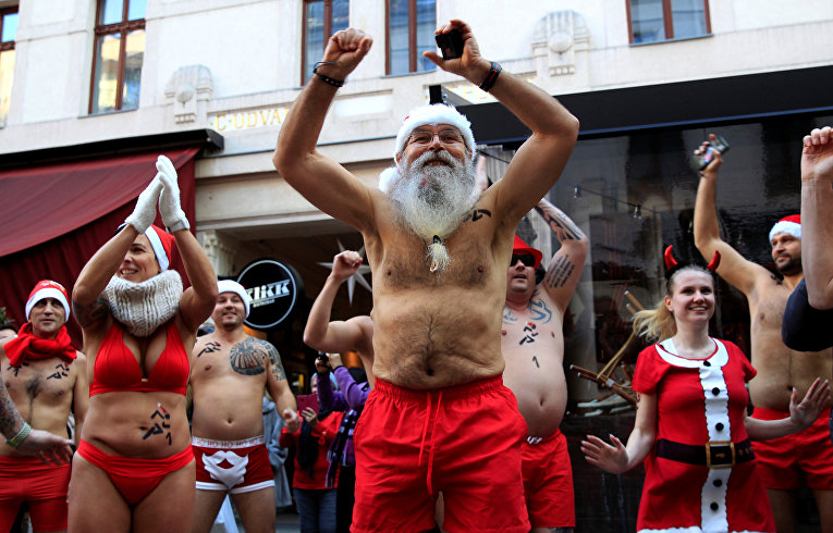 Традиционный забег Санта-Клаусов в Будапеште