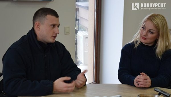 Патрульные полицейские Луцка Андрей Пархомчук и Анна Выдринская