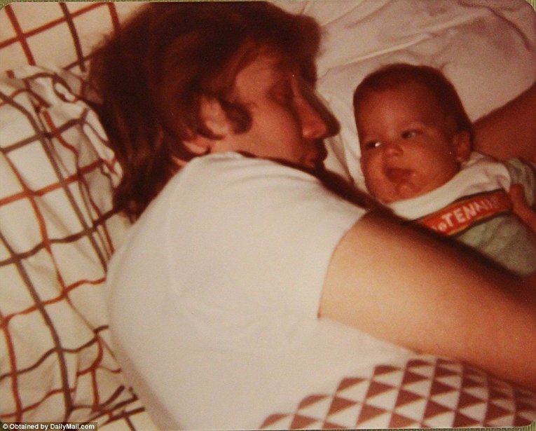Из альбома старшего сына, датированного 31 декабря 1977 года. Отец и сын спят вместе