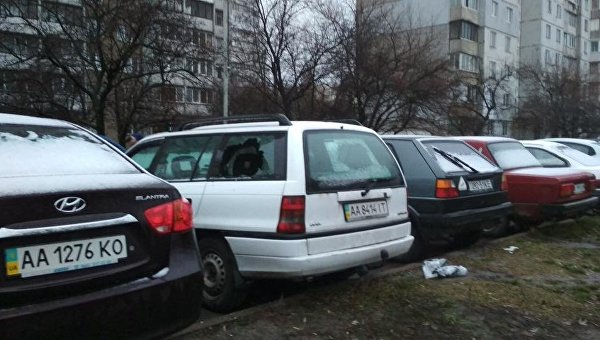 В Киеве на Троещине неизвестные разбили стекла в 8 автомобилях