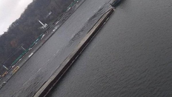 В Киеве баржа врезалась в опору пешеходного моста