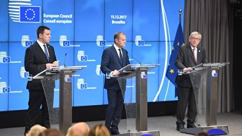 Председатель Европейского совета Дональд Туск и председатель Европейской комиссии Жан-Клод Юнкер на саммите ЕС