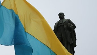 Флаг Украины возле памятника Тарасу Шевченко