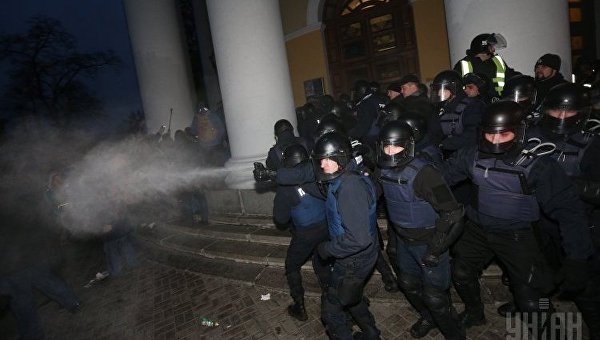 Сторонники Саакашвили штурмуют Октябрьский дворец в Киеве