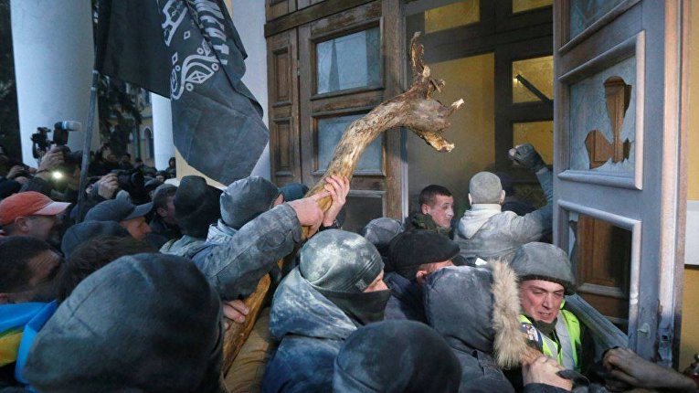 Сторонники Михаила Саакашвили штурмуют Октябрьский дворец в Киеве