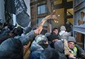 Сторонники Михаила Саакашвили штурмуют Октябрьский дворец в Киеве
