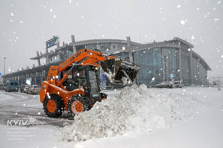 Аэропорт Киев занесло снегом