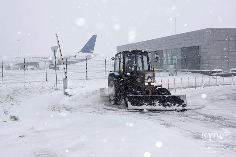 Аэропорт Киев засыпало снегом